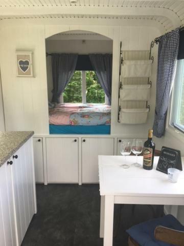 Shepherds Hut Oostvoorne Eksteriør billede