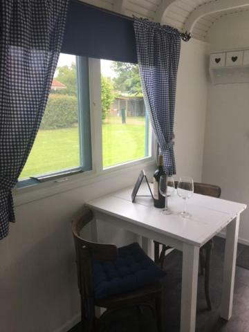 Shepherds Hut Oostvoorne Eksteriør billede